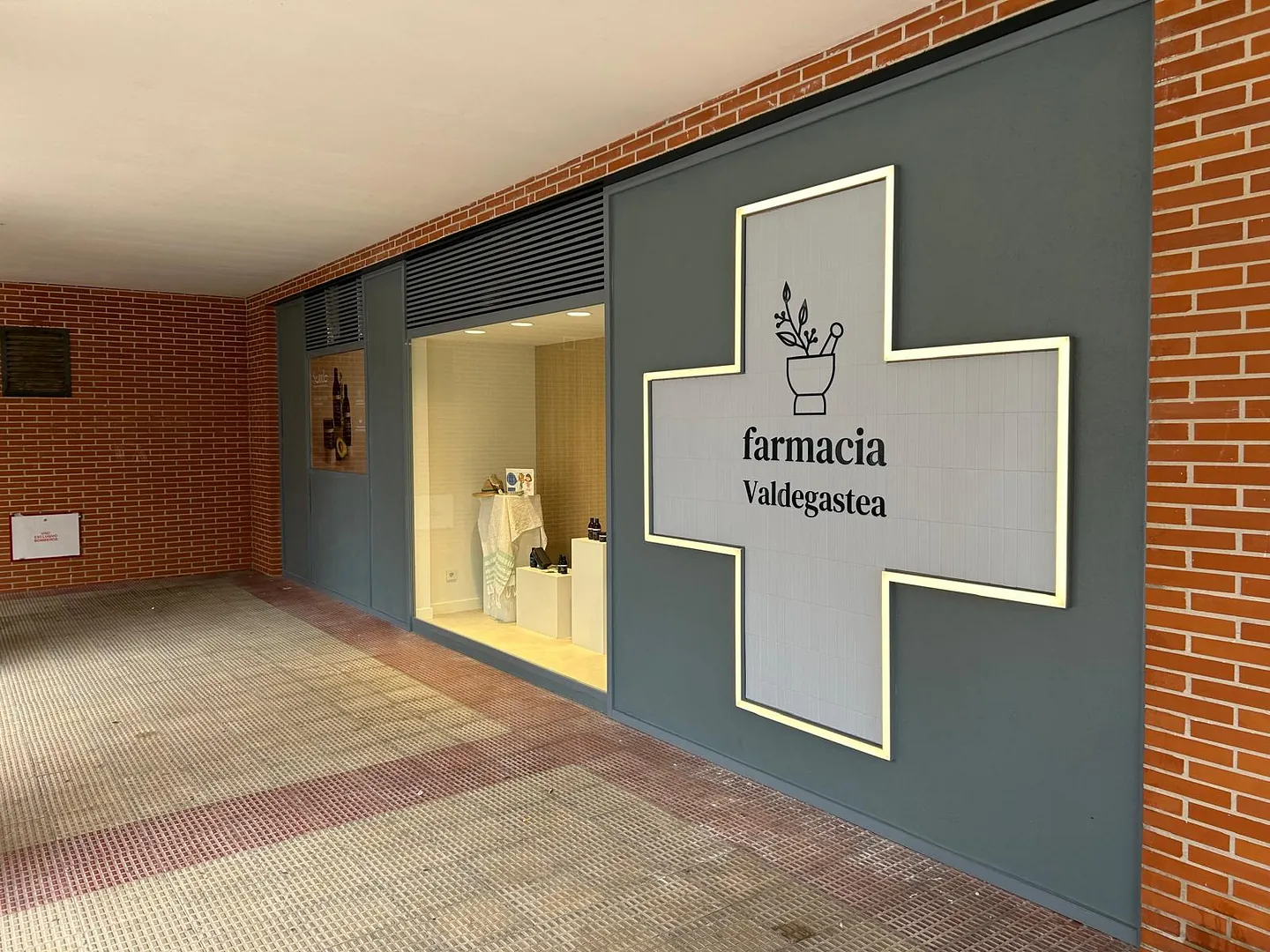 Farmacia Valdegastea decorado en jardin para bodas